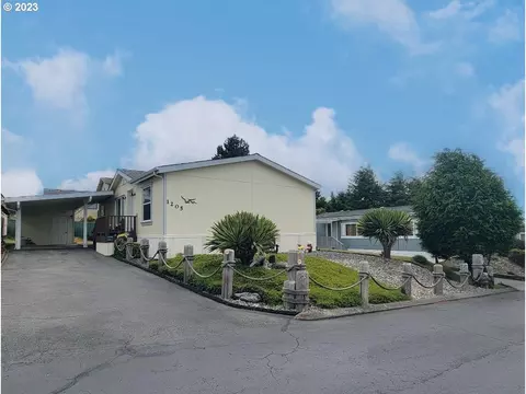 1205 Embarcadero Cir, Coos Bay, OR 97420