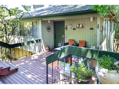 255 Foxtail Dr, Eugene, OR 97405