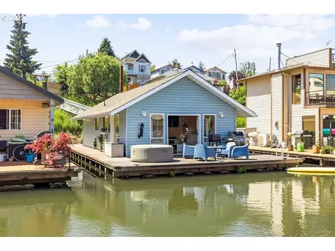 205 N Bridgeton Rd #3, Portland, OR 97217