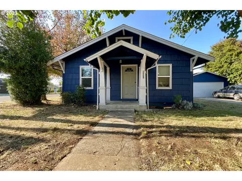 892 W Stewart Ave, Medford, OR 97501