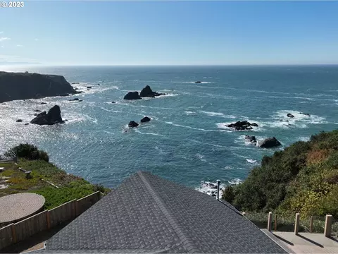 1225 Barclay Ln, Brookings, OR 97415