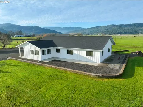 1023 Dairy Loop Rd, Roseburg, OR 97471