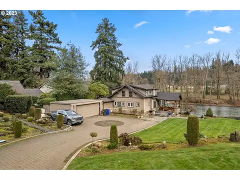 855 Edgewater Rd, Gladstone, OR 97027