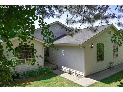 1376 Cedar Ridge Ct, Roseburg, OR 97471