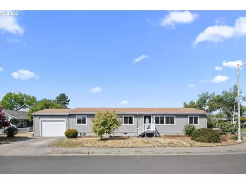 960 NE Hide Away Dr, Mcminnville, OR 97128
