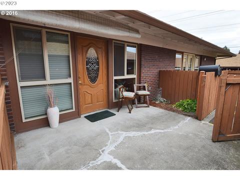 15270 SW Crown Dr, King City, OR 97224