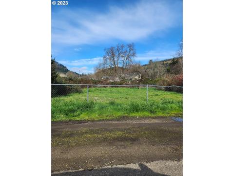 140 SE Petes Ave #2, Myrtle Creek, OR 97457