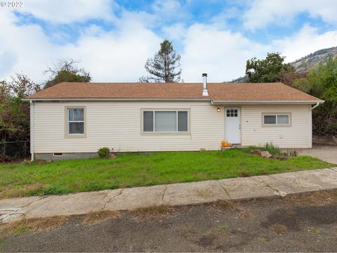 826 NE Jackson Ave, Myrtle Creek, OR 97457