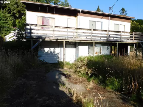 945 E 5th St, Coquille, OR 97423