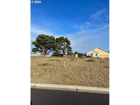 746 Seacrest Dr, Bandon, OR 97411