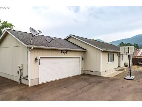 153 Arnold Ln, Myrtle Creek, OR 97457