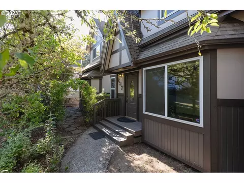 527 King Arthurs Ct, Salem, OR 97302