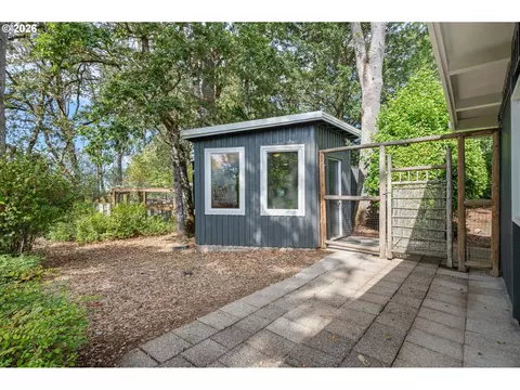 Exterior - 2606 Spring Blvd, Eugene, OR 97403 photo 5 of 5