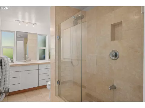 Bath - 2606 Spring Blvd, Eugene, OR 97403 photo 4 of 6