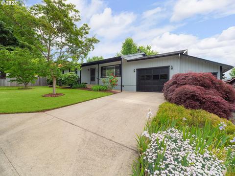 504 Corona Loop Rd, Roseburg, OR 97471