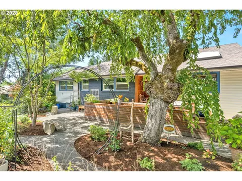 8425 SW Ridgeway Dr, Portland, OR 97225