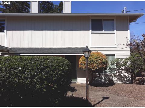 1340 9th St #4, Florence, OR 97439