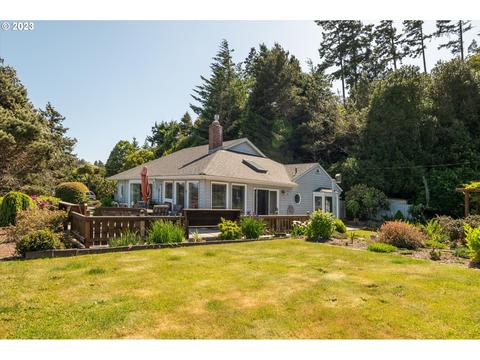 1876 Maple St, North Bend, OR 97459