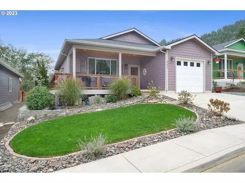 701 Vine Maple Ln, Garibaldi, OR 97118