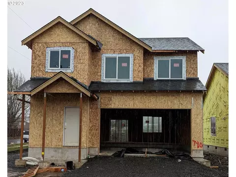 790 SE Locust St, Dundee, OR 97115