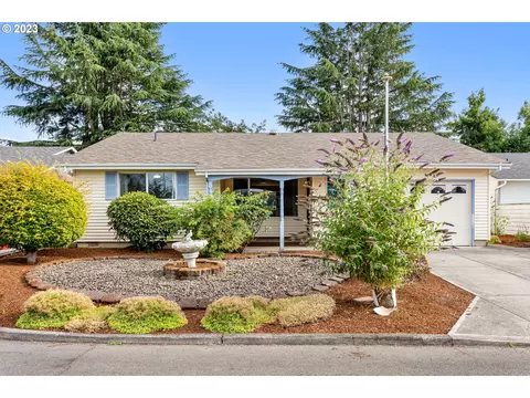 692 E Clackamas Cir, Woodburn, OR 97071