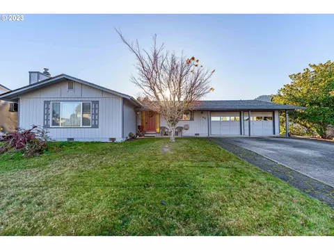 412 Camellia Ct, Reedsport, OR 97467