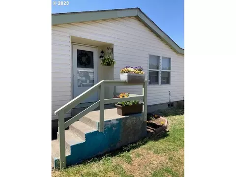 313 E Lincoln St, Athena, OR 97813