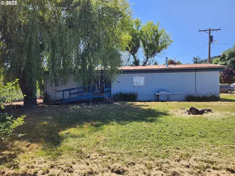 598 Locust St, Yoncalla, OR 97499