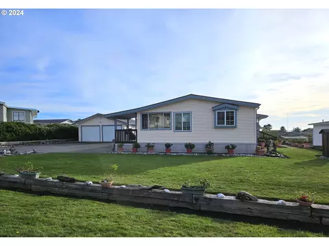 98618 Camellia Dr, Brookings, OR 97415