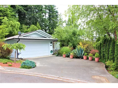 1368 Glenwood Dr, Brookings, OR 97415
