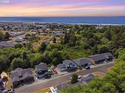 345 N Juniper Ct, Rockaway Beach, OR 97136