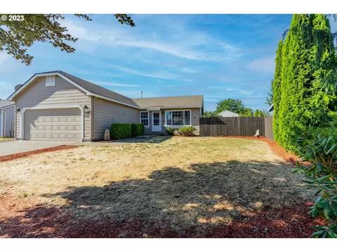 107 S Linden St, Cornelius, OR 97113