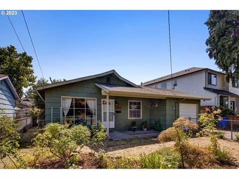 7906 SE Reedway St, Portland, OR 97206