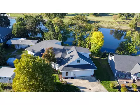155 Paradise Ln, Roseburg, OR 97471