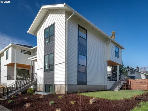 1107 SE Sherrett St, Portland, OR 97202