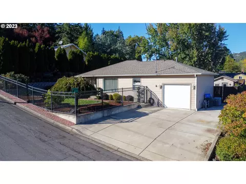 2138 SE Chinaberry Ave, Roseburg, OR 97470