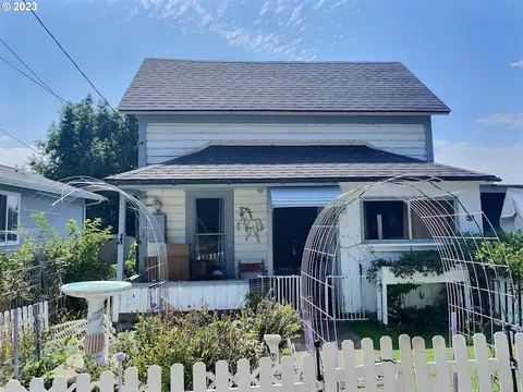 55 W 6th St, Coquille, OR 97423