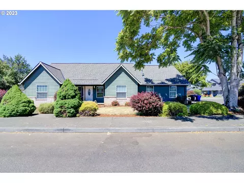 800 Bronco Ave, Molalla, OR 97038