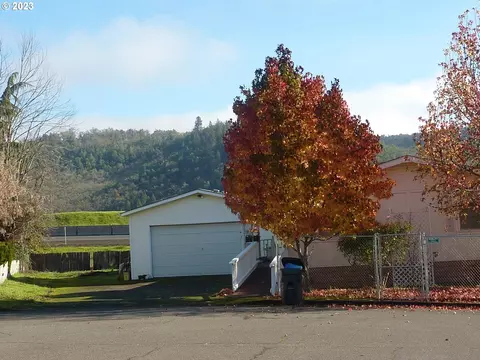 100 E Angela Ct, Roseburg, OR 97471