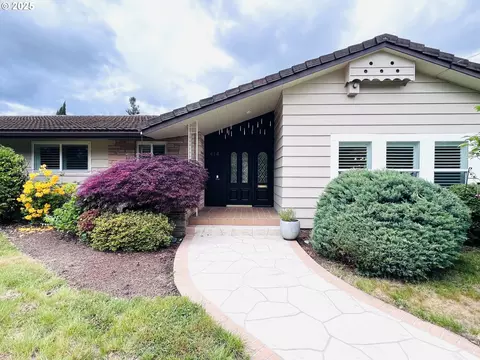 414 W Elizabeth St, Roseburg, OR 97471