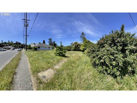 2040 Harrison St, North Bend, OR 97459