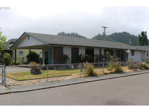 238 N 9th St, Reedsport, OR 97467