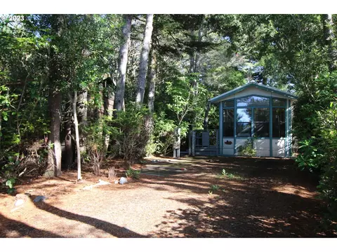 1600 Rhododendron Dr #128, Florence, OR 97439