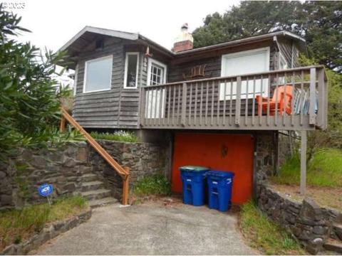 851 SW 9th St, Lincoln City, OR 97367