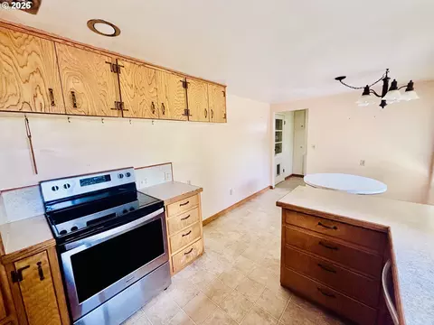 Kitchen - 45 Rustic Pl, Eugene, OR 97401 photo 3 of 3