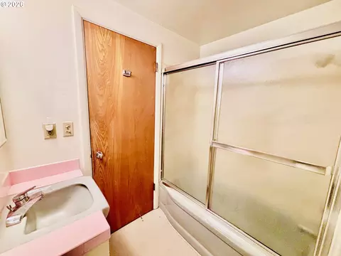 Bath - 45 Rustic Pl, Eugene, OR 97401 photo 2 of 3