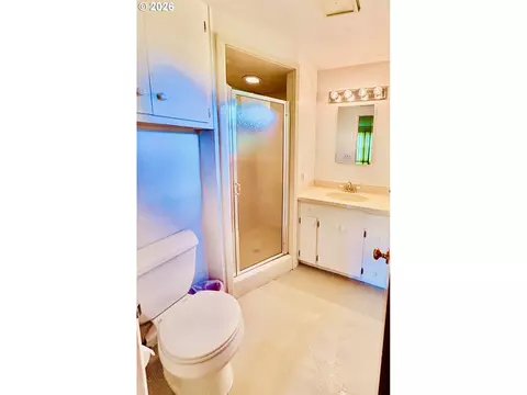 Bath - 45 Rustic Pl, Eugene, OR 97401 photo 3 of 3