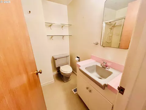 Bath - 45 Rustic Pl, Eugene, OR 97401 photo 1 of 3