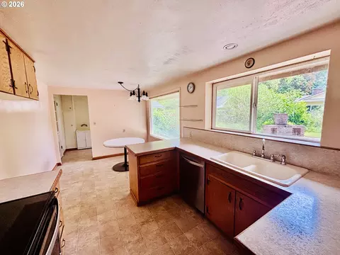 Kitchen - 45 Rustic Pl, Eugene, OR 97401 photo 2 of 3