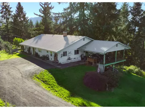 924 Wolf Valley Dr, Umpqua, OR 97486